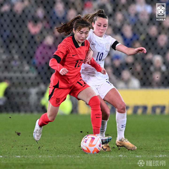 英格兰羽毛球队完胜韩国羽毛球队，林丹三分雨点燃全场