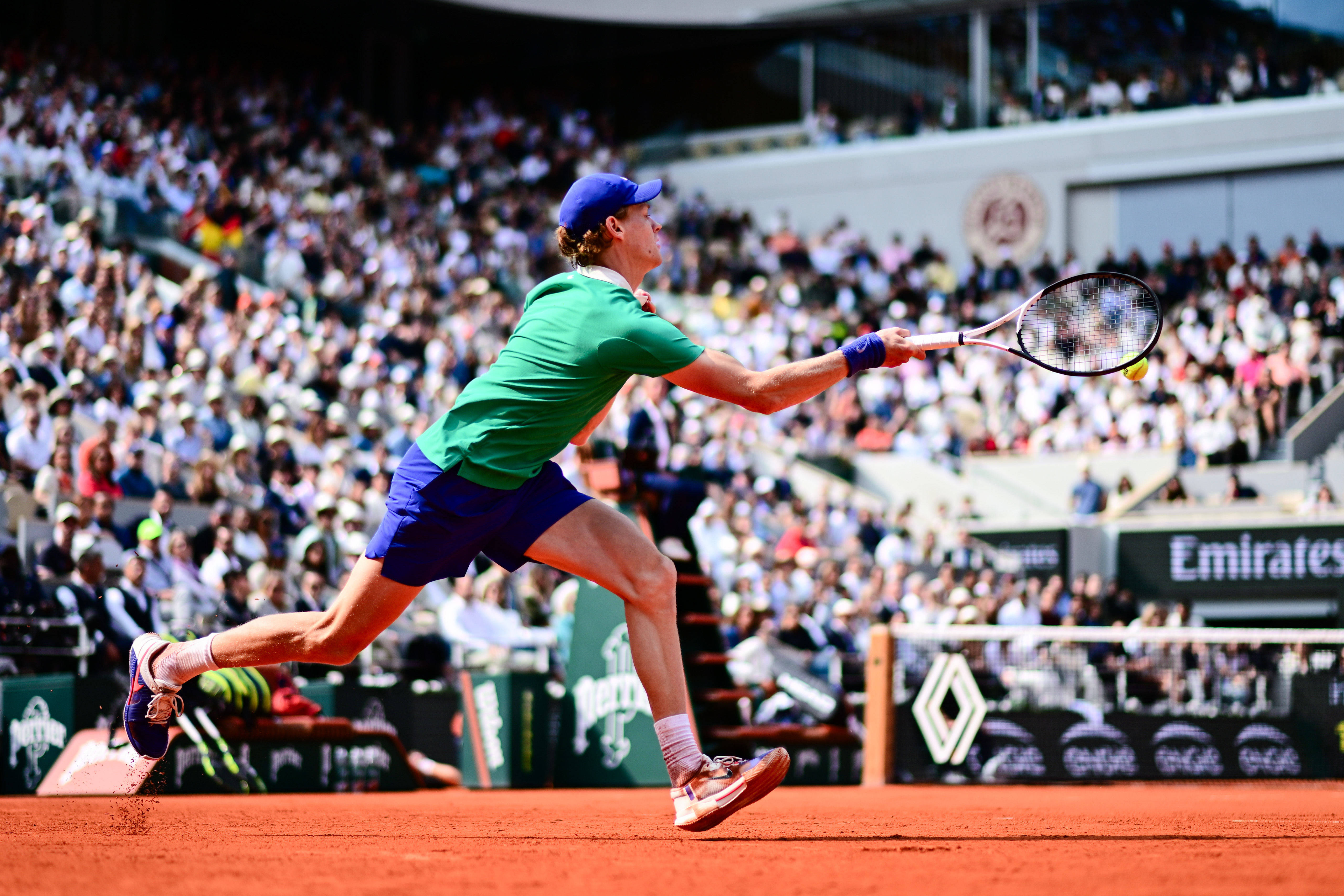 包含西班牙网球队险胜英国网球队，阿尔卡拉斯统治全场的词条