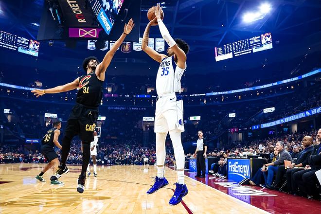 独行侠翻盘灰熊，萨姆·米切尔一己之力扛起全队