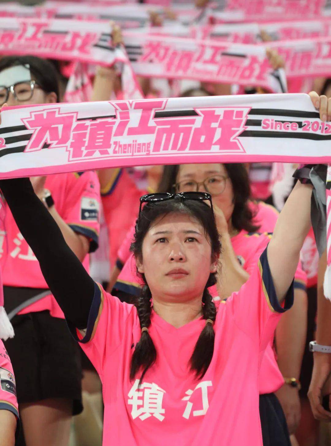 关于足球传奇谢幕，球迷泪洒赛场的信息