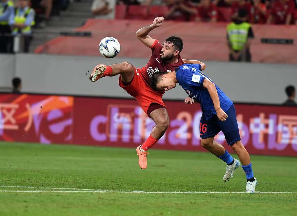 球员个人表现出色,赛场上演精彩对抗 球员个人表现出色,赛场上演精彩对抗