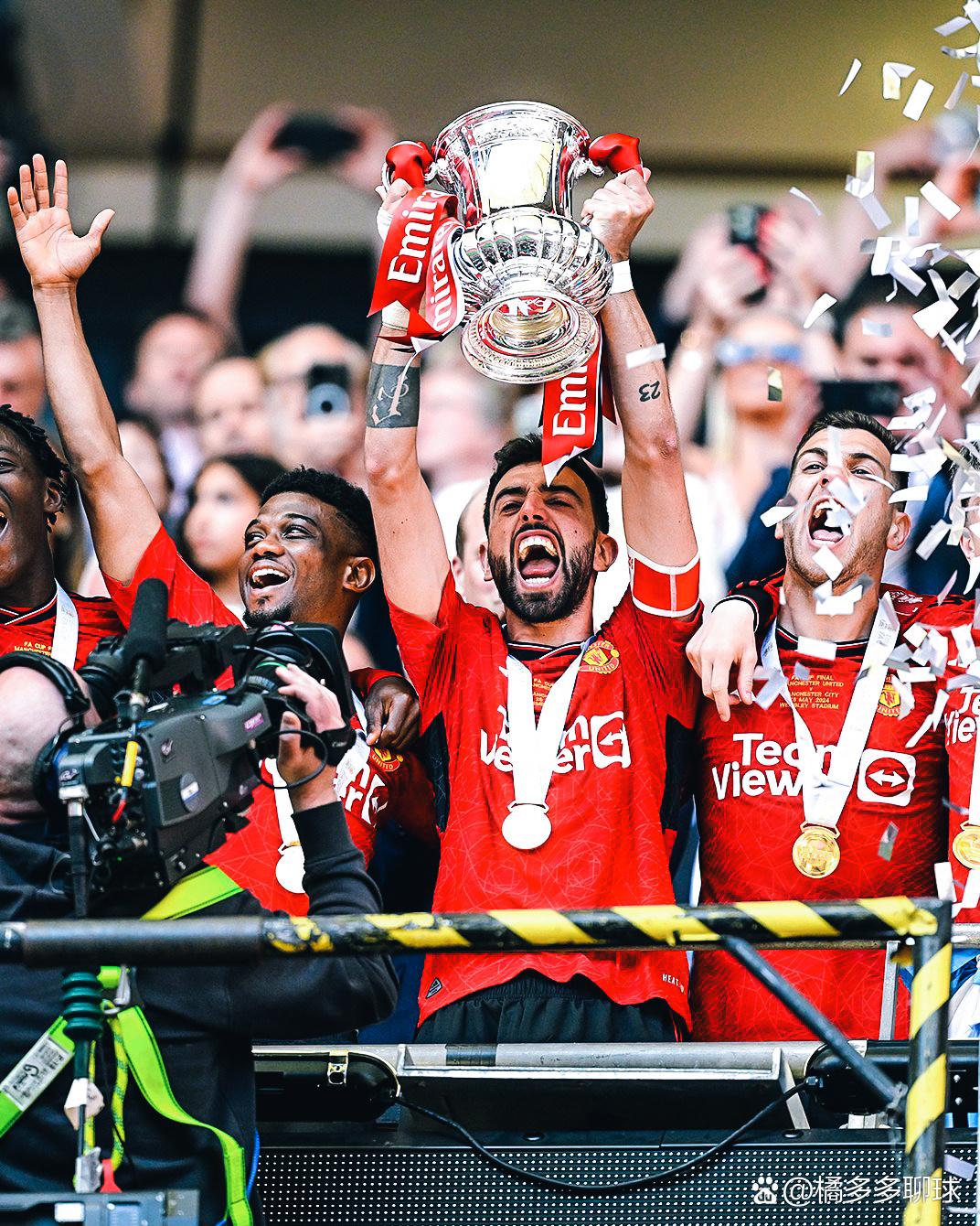 足球决赛中球员表现出色赢得掌声