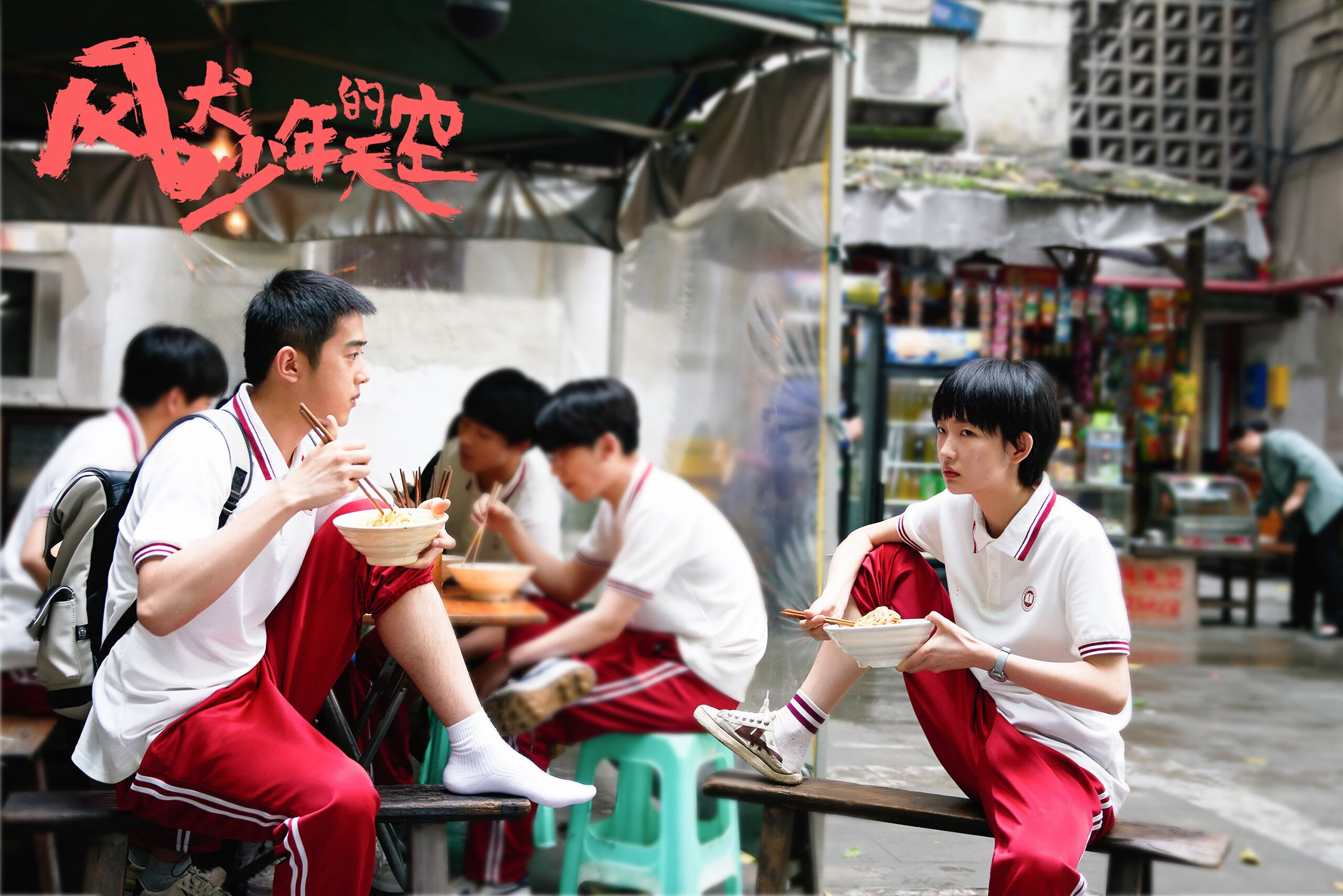 极速引擎与生涯之夜,当F1银箭划破巴林,凯恩在篮筐之上写诗