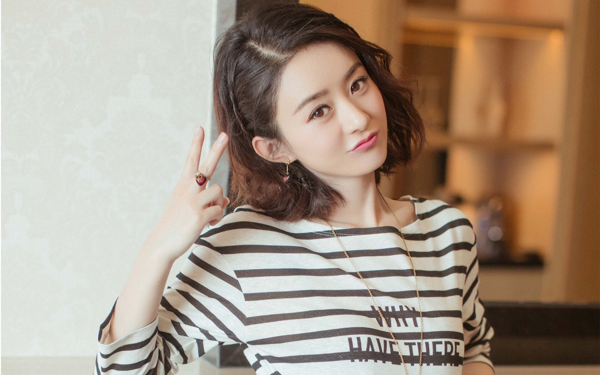 当埃及法老的金字塔投影在NBA球场上空，一次荒诞的体育降维打击