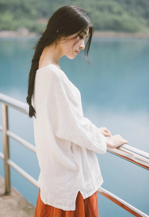 双城记,风暴眼里的冷静与绿茵场上的獠牙