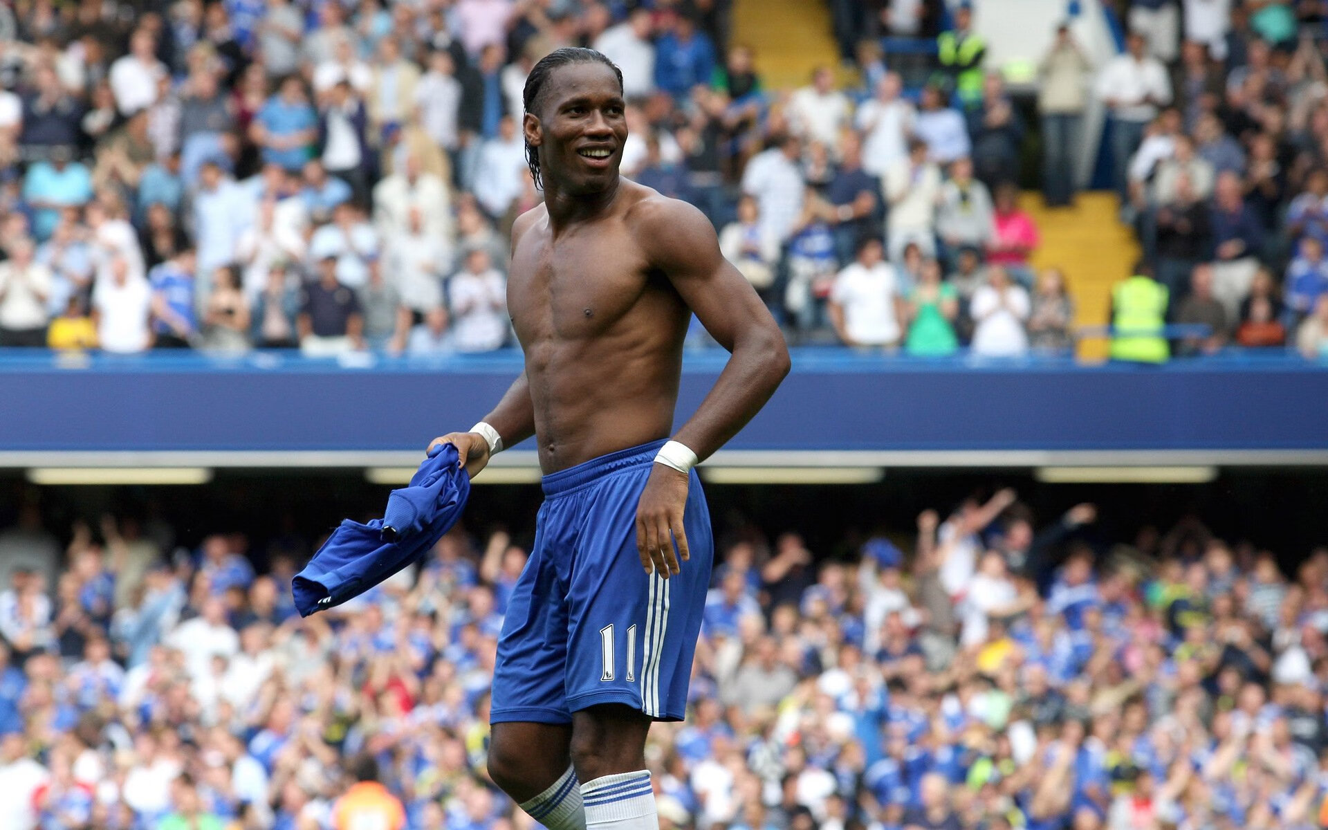 双城记,风暴眼里的冷静与绿茵场上的獠牙